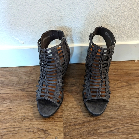 Maurice's heels - Picture 5 of 7